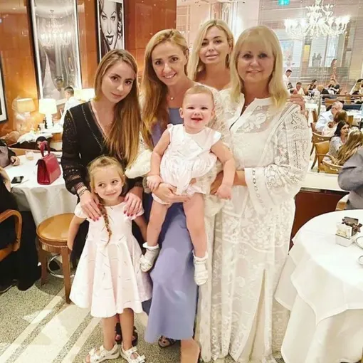 Татьяна Навка с мамой, сестрой и детьми