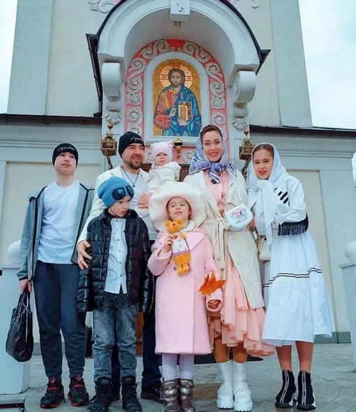 Роман и Елена Товстик с детьми Роман и Елена Товстик с детьми