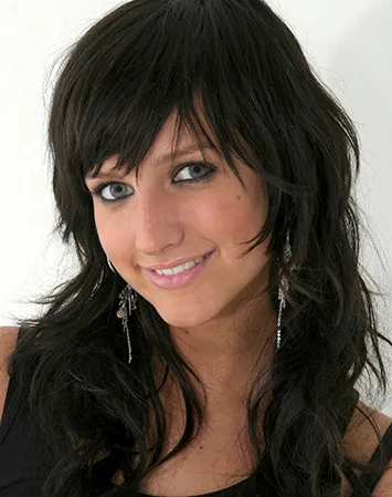 Эшли Симпсон перевоплощалась из брюнетки в блондинку, а в одно время даже ходила в рыжем цвете блондинка брюнетка и шатенка