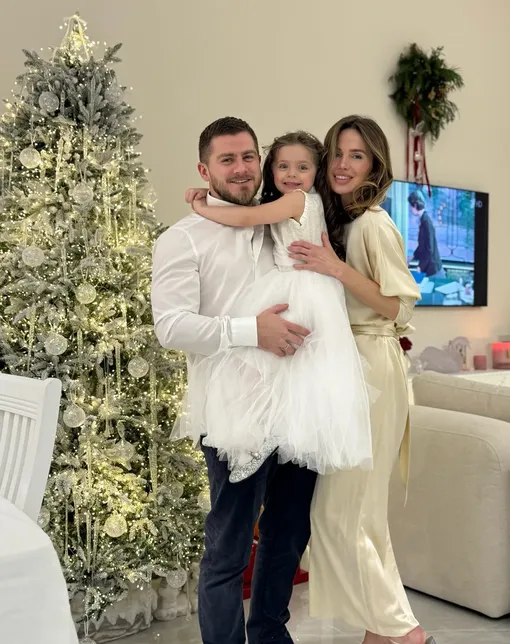 Алекса с мужем и дочерью