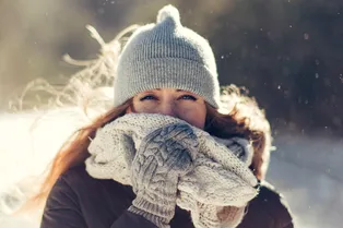 Бьюти-лайфхак: что делать, если волосы пушатся зимой