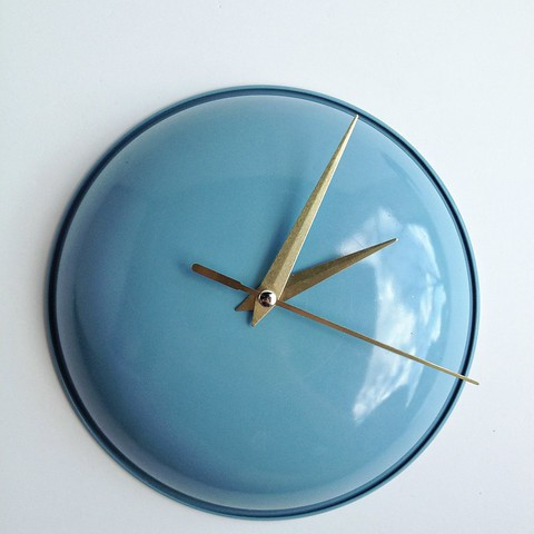 Clock made from a pot lid