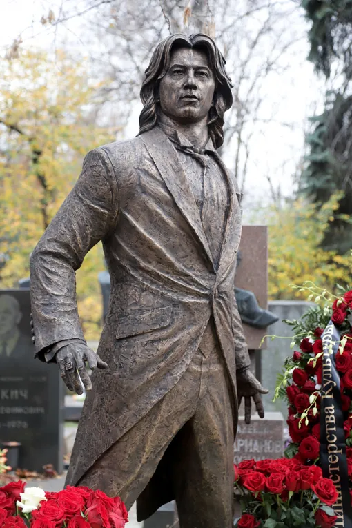 Памятник Дмитрию Хворостовскому на Новодевичьем кладбище Памятник Дмитрию Хворостовскому на Новодевичьем кладбище