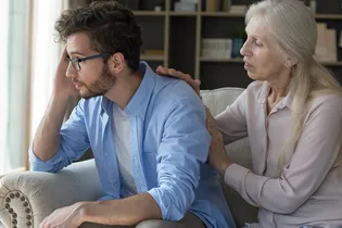 «Сыночка-корзиночка» и «мамин пирожок»: почему мам парней с особенностями ранят эти определения