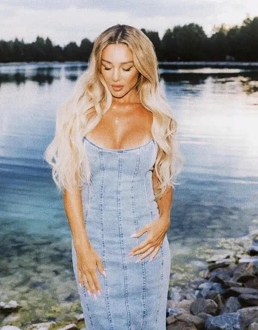 Анна Седокова позировала у озера Анна Седокова позировала у озера