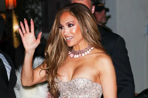 Дженнифер Лопес после конфуза на «Золотом глобусе» появилась на афтепати в платье с полуобнаженной грудью Дженнифер Лопес после конфуза на «Золотом глобусе» появилась на афтепати в платье с полуобнаженной грудью