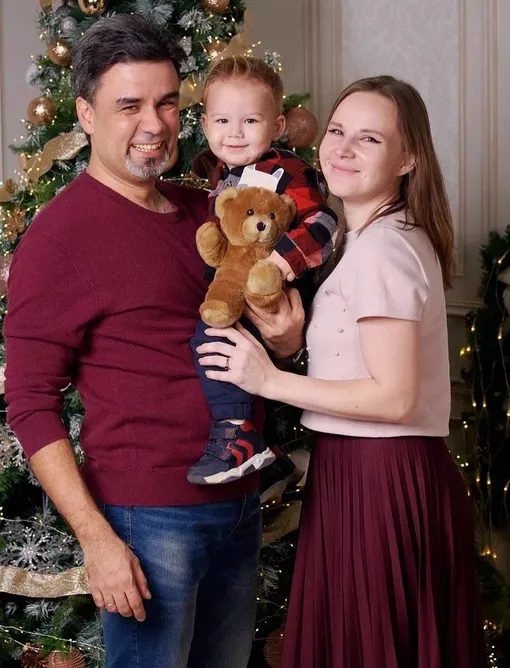 Александр Гришин с сыном и женой