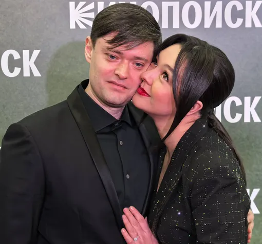 Марина Кравец нежно обнимала и целовала мужа на красной дорожке Марина Кравец нежно обнимала и целовала мужа на красной дорожке