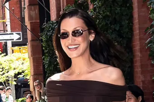 Белла Хадид в прозрачном топе без белья засветила грудь в Нью-Йорке Белла Хадид в прозрачном топе без белья засветила грудь в Нью-Йорке