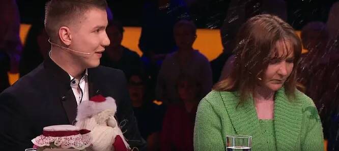 жена не кормит. взрослые мужчина и женщина. мужчина и женщина радость. привычки красивой женщины. женщина устраивает личную жизнь.