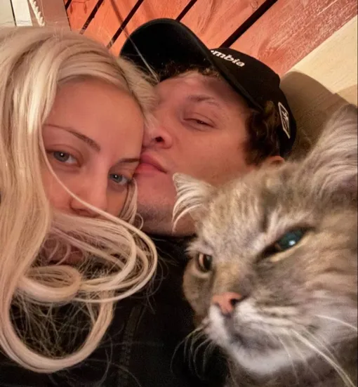 Ұзын тілі бар порномодельдер