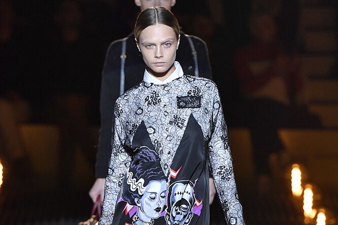 Кара Делевинь удивила образом «без бровей» на показе Prada в Милане Кара Делевинь удивила образом «без бровей» на показе Prada в Милане
