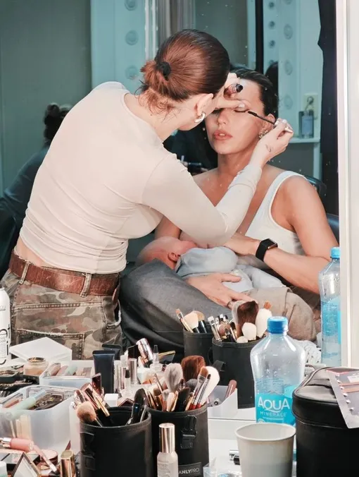 Регина Тодоренко приехала на съемки вместе с ребенком Регина Тодоренко приехала на съемки вместе с ребенком