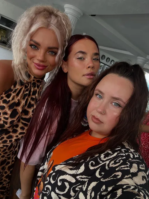 Екатерина Шкуро, Ася Резник и Альбина Кабалина на шоу