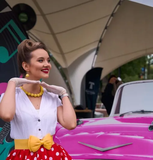 Оригинальная прическа в виде венчика характерна для девушек-стиляг