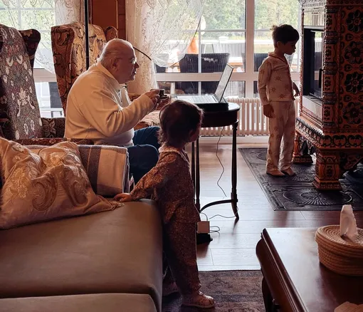 Евгений Петросян на отдыхе с сыном и дочерью