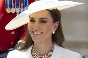 Самые обсуждаемые выходы Кейт Миддлтон после победы над раком: культовые наряды, смена имиджа, шляпки и тиары — галерея