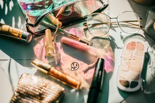 Уборка в удовольствие: полезные и неочевидные секреты по уходу за косметикой, которая должна знать каждая