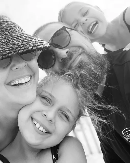 Ольга Шелест с мужем и дочерьми