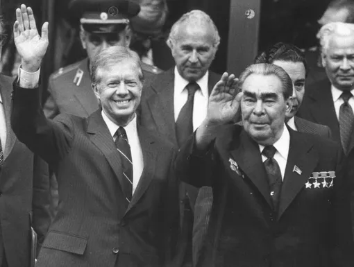 В 1979 году Джимми Картер и Леонид Брежнев подписали договор об ограничении стратегических наступательных вооружений — ОСВ-2 В 1979 году Джимми Картер и Леонид Брежнев подписали договор об ограничении стратегических наступательных вооружений — ОСВ-2