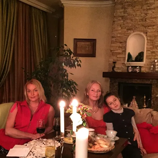 Анастасия с мамой и дочерью