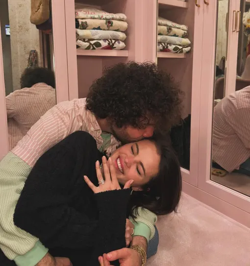 Бенни Бланко подарил Селене Гомес символичное кольцо в начале их романа