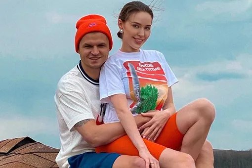 «Держи меня!»: Анастасия Костенко нежно обнимала босого мужа на крыше дома «Держи меня!»: Анастасия Костенко нежно обнимала босого мужа на крыше дома