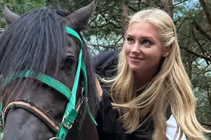 «Я полетела кубарем, но уцепилась за седло»: Кристина Асмус упала с коня в Северной Осетии «Я полетела кубарем, но уцепилась за седло»: Кристина Асмус упала с коня в Северной Осетии