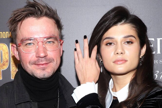 «Вика, это моя клятва»: Александр Петров расстегнул рубашку и показал грудь на своей свадьбе