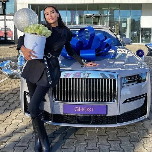 Оксана и ее новенький автомобиль Оксана и ее новенький автомобиль