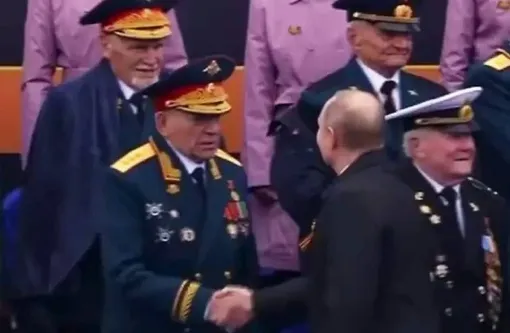 Николай Кизюн жмет руку Владимиру Путину на Параде Победы Николай Кизюн жмет руку Владимиру Путину на Параде Победы