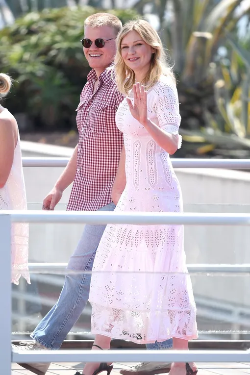 Кирстен Данст и Джесси Племонс Кирстен Данст и Джесси Племонс