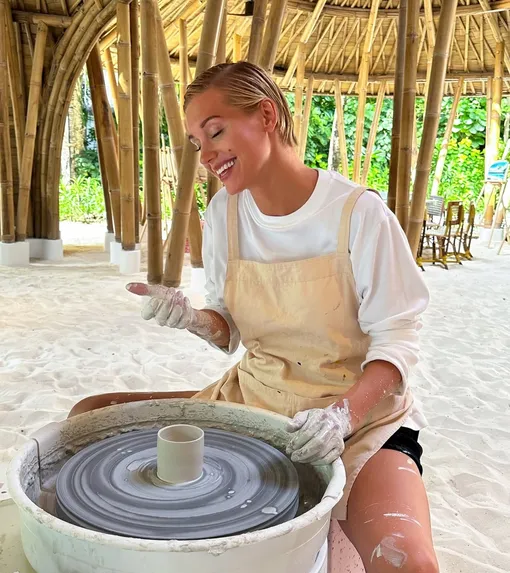 Кристина Асмус побывала в гончарной мастерской