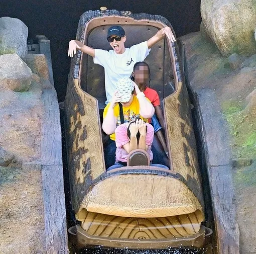 Шарлиз Терон заметили в Диснейленде Шарлиз Терон заметили в Диснейленде