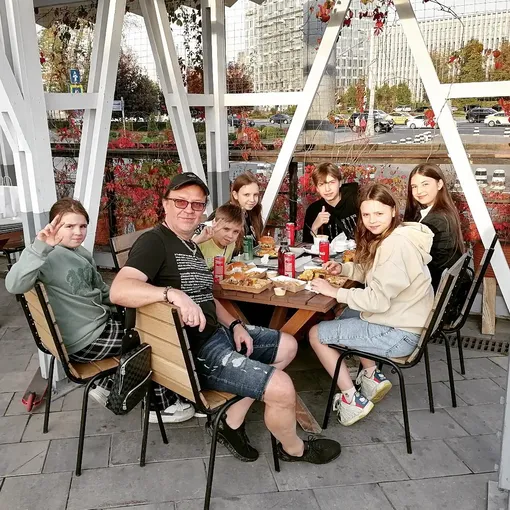 Рома Жуков с детьми в кафе Рома Жуков с детьми в кафе