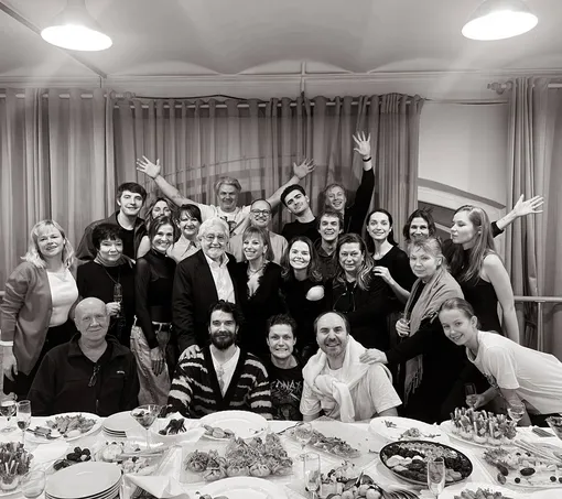 Елизавета Боярская с коллегами и мужем