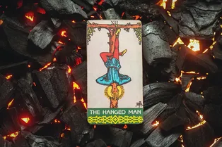 Таро-предсказание на 24 апреля: карта дня — Повешенный
