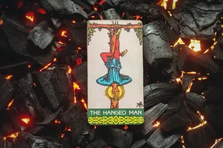 Таро-предсказание на 24 апреля: карта дня — Повешенный