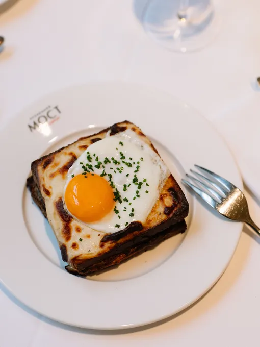 Крок мадам с мортаделлой и яйцом