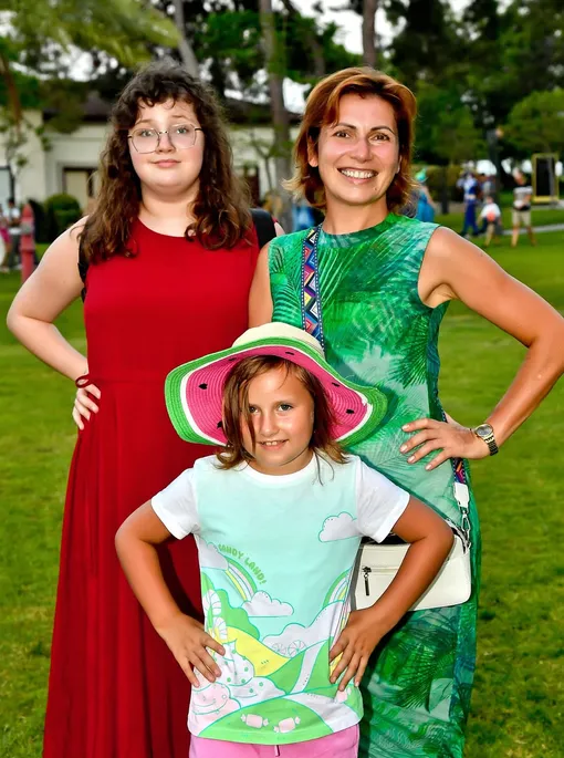 Светлана Зейналова с дочерьми