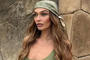 Алена Водонаева в облегающем платье без бюстгальтера снялась на пляже в Геленджике Алена Водонаева в облегающем платье без бюстгальтера снялась на пляже в Геленджике