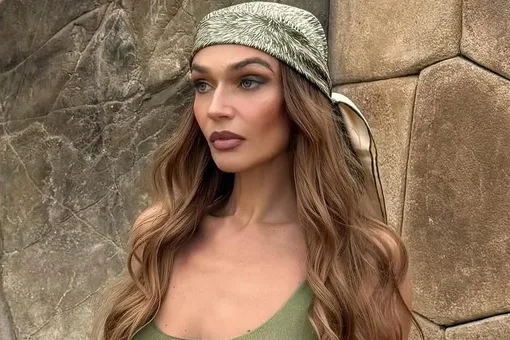 Алена Водонаева в облегающем платье без бюстгальтера снялась на пляже в Геленджике