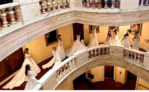 Дебютантки спешат в бальный зал