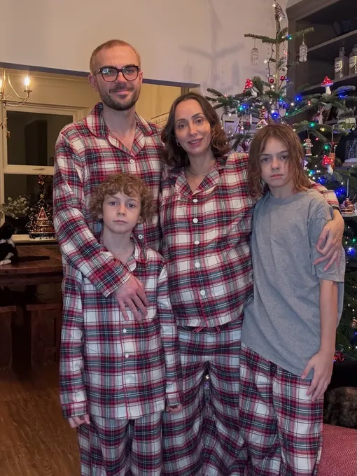 Рут Клэптон с возлюбленным и сыновьями от прошлых отношений