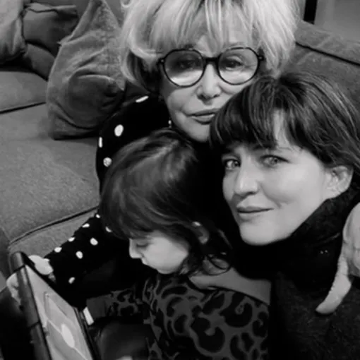 Марина Неелова с дочерью Никой и внучкой Вьян Марина Неелова с дочерью Никой и внучкой Вьян