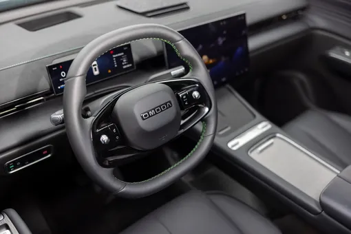 Оснащение салона не перегружено деталями, однако включает все необходимое