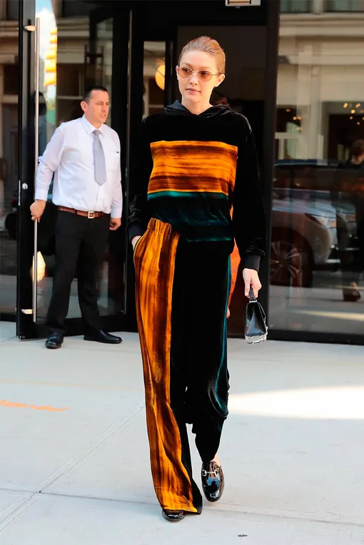 Модный женский спортивный костюм