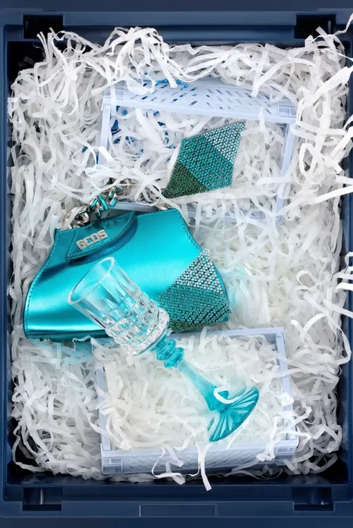 Серьги Herald Percy (Poison Drop), сумка GCDS («Слепая Курица»), рюмка на ножке из набора «Шведка» (Императорский фарфор)