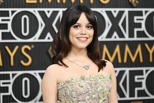 Дженна Ортега и ее челка-шторка Дженна Ортега и ее челка-шторка