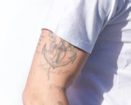 Сын Виктории и Дэвида Бекхэмов сводит тату лазером Сын Виктории и Дэвида Бекхэмов сводит тату лазером